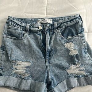 Hollister Curvy Ultra High Rise mom short 3”